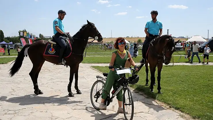 Temiz çevre ve sağlıklı yaşamı özendirmek için pedal çeviriyor