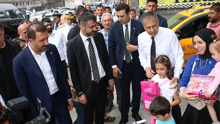 İçişleri Bakanı Yerlikaya, Bitlis'te esnafı ziyaret etti