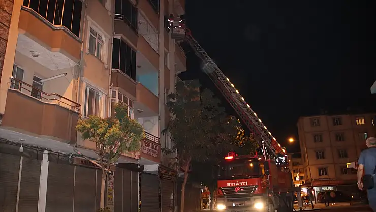 Iğdır'da 5 katlı binada çıkan yangın korkuttu