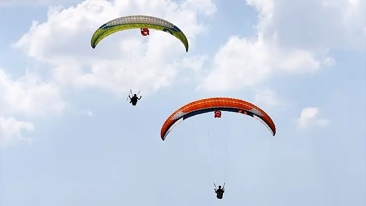 Bitlis'te yamaç paraşütçüleri gökyüzünde Zafer Bayramı'nı kutladı