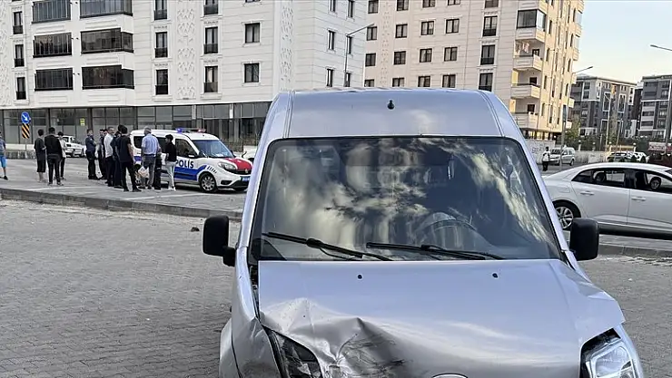 Erzurum'da iki araç birbirine girdi: 5 yaralı