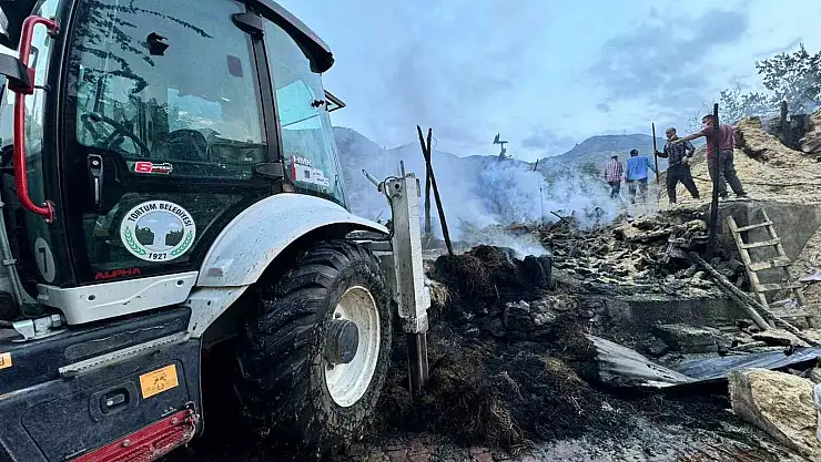 Erzurum'da 2 ev, 1 samanlık, 1 ahır küle döndü