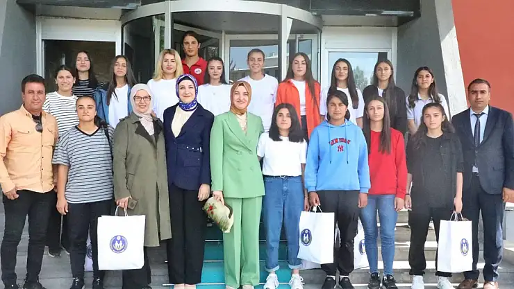 Ağrı Kadın Futbol Takımına tebrikler sürüyor