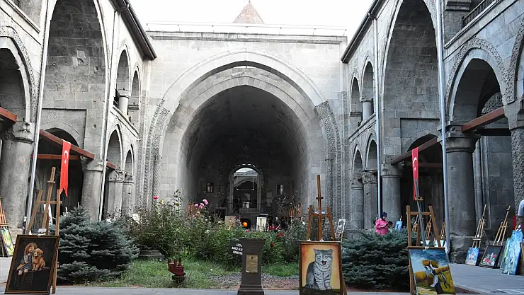Erzurum'un tarihi ve tabiat güzellikleriyle süslenen sergi görenleri büyüledi