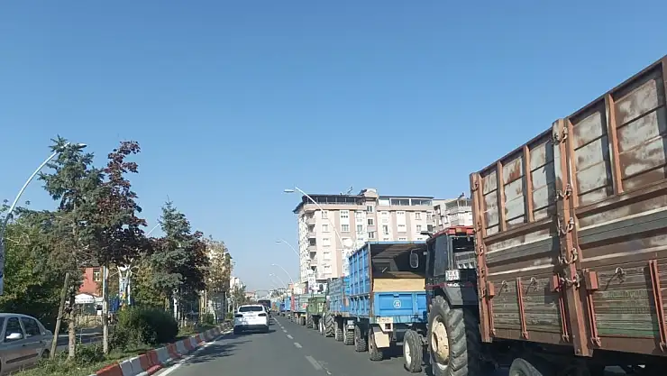 Ağrı'da Traktör Kuyruğu Trafiği Olumsuz Etkiliyor