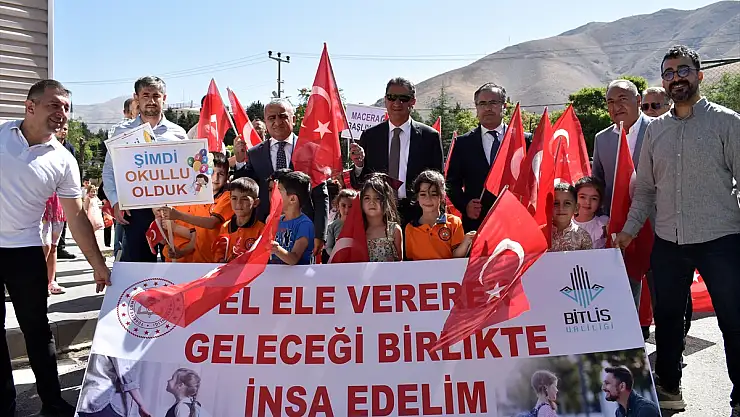 Bitlis'te okula başlayan miniklerden kortej yürüyüşü