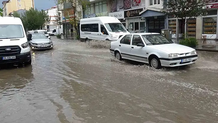 Kars'ta sağanak caddeleri göle döndürdü