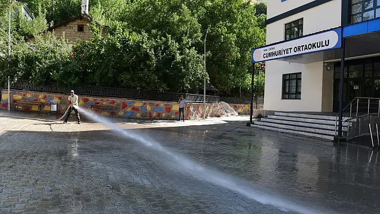Van'da okul bahçeleri temizlendi
