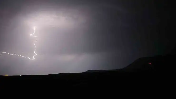 Bitlis'te şimşekler çaktı, şiddetli yağmur taşkınlara sebep oldu