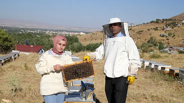 Muş'ta arıcı baba ve kızı, desteklerle kovan sayısını yükseltti