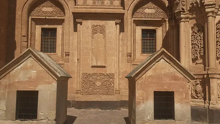 İshak Paşa Sarayı'nın Gizemli Türbesi