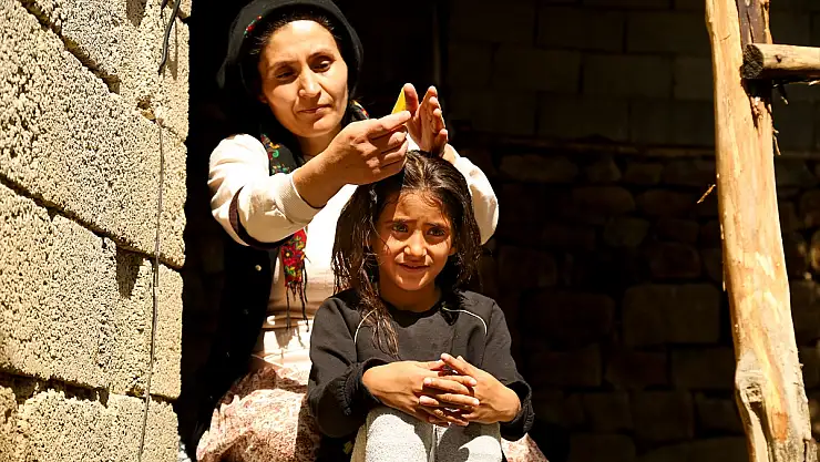 Van'ın mezrasında yaşayan Hasret, bu yıl da okulda tek başına