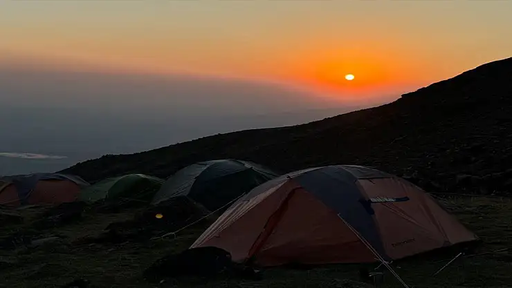 Ağrı Dağı'nın zirvesinde