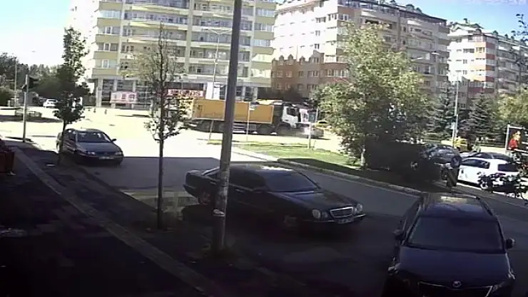 Erzurum'da kamyon ve otomobil birbirine girdi