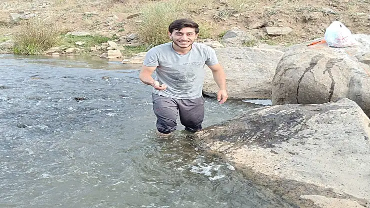 Hamur Deresi'nde Elle Balık Yakalıyorlar
