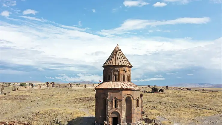 Kars'ta Abughamrents Kilisesi'nin duvarları kirli yazılardan arındırılıyor