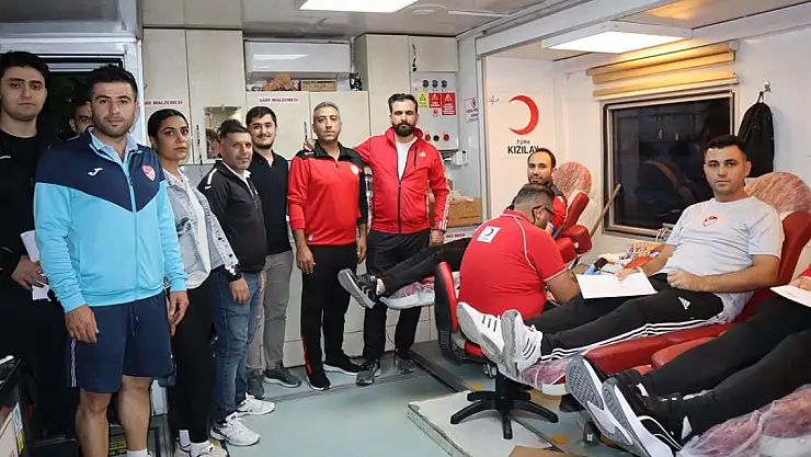 Iğdır'da futbol hakemlerinden anlamlı bağış