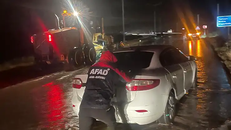 Bitlis'te sağanak ulaşımı felç etti