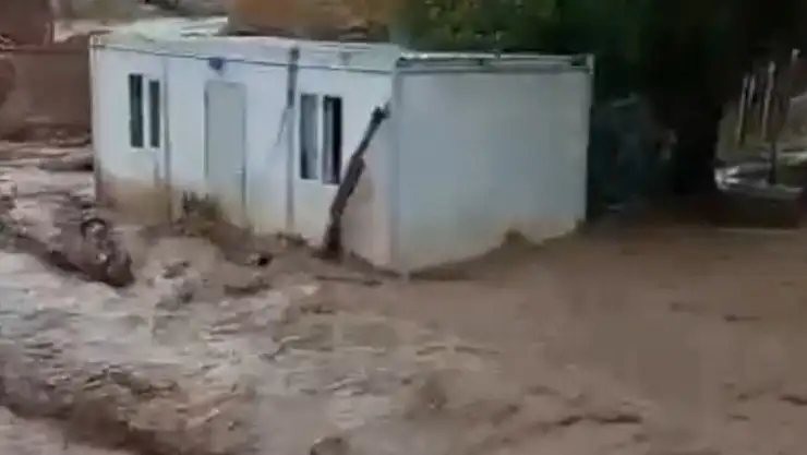 Van'da sel konteyneri sürükledi