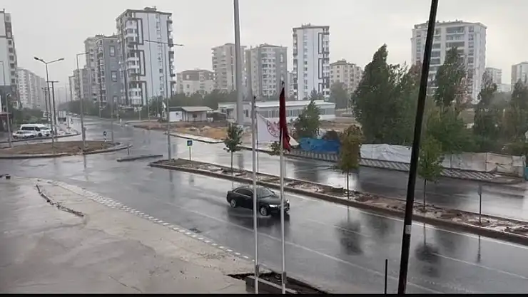 Diyarbakır'da sağanak yağış hayatı olumsuz etkiledi