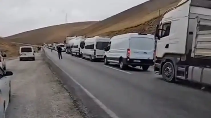 Van'da iki tır birbirine girdi: Yol ulaşıma kapandı