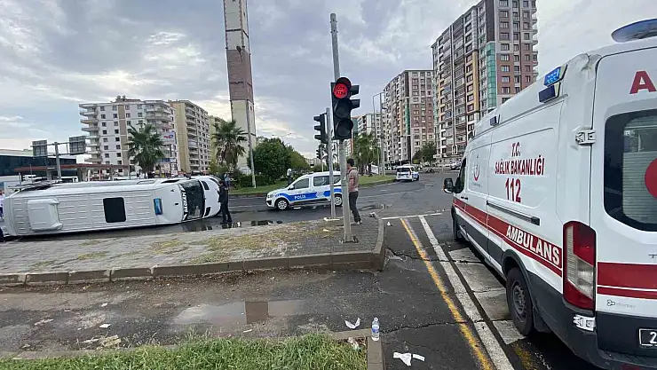 Diyarbakır'da otomobil ile minibüs çarpıştı: 9 yaralı