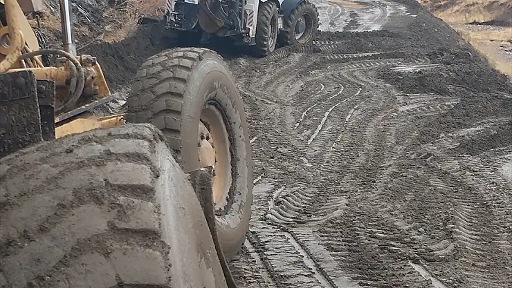 Bitlis'te heyelanın kapattığı köy yolları ulaşıma açıldı