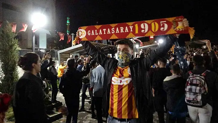 Van'da Galatasaraylı taraftarların derbi kutlaması