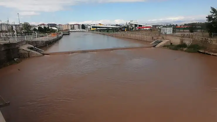 Yoğun Yağış Taşlıçay Deresi'nde Su Seviyesini Yükseltti