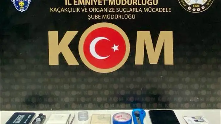 Kars'ta ehliyet sınavında kopya çekmeye çalışan kişi suçustü yakalandı