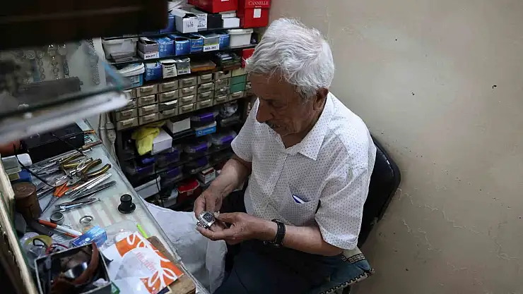 Diyarbakır'da 90 yaşındaki saat tamir ustası 58 yıldır zamana ayır veriyor