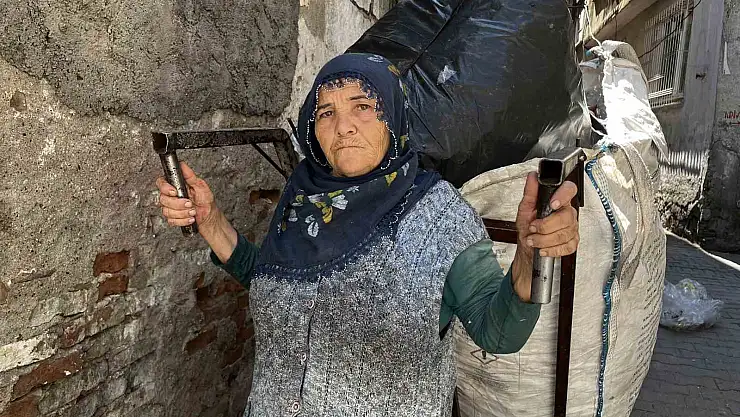 Diyarbakır'da yaşlı kadın, çöp toplayarak geçimini sağlıyor