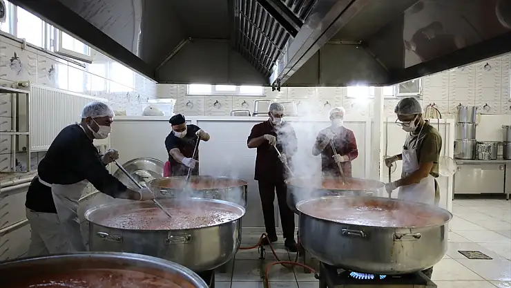 Van'da öğretmenevinde hazırlanan yemekler öğrencilere dağıtılıyor