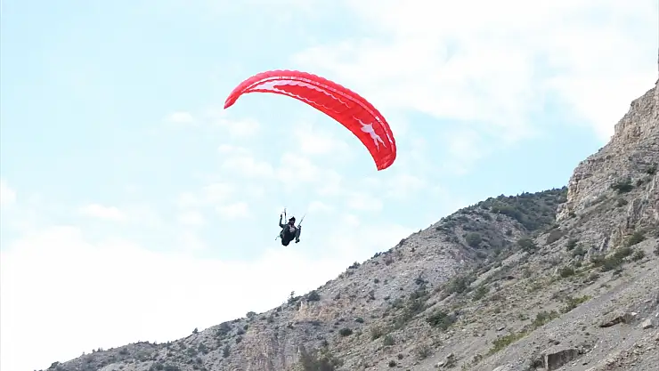 Şampiyon yamaç paraşütçü, hazırlıklarını Erzurum'un dağlarında yapıyor
