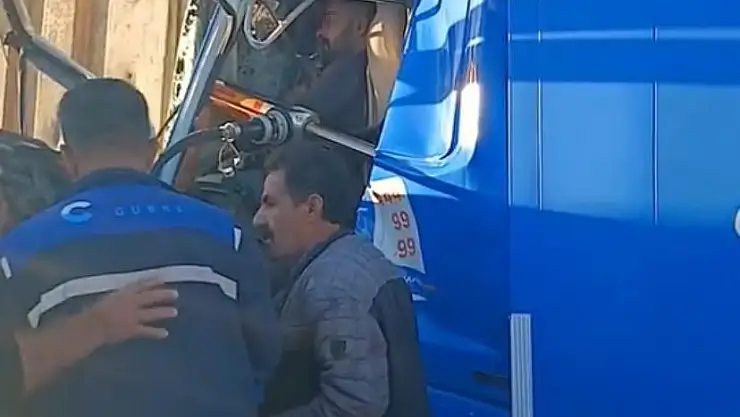 Diyarbakır'da minibüs ile hafriyat kamyonu birbirine girdi