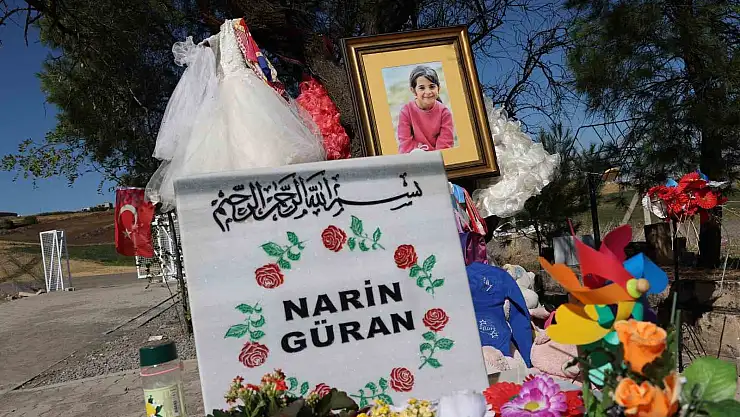 Narin'in mezarını ziyaret eden yaşlı kadın gözyaşı döktü