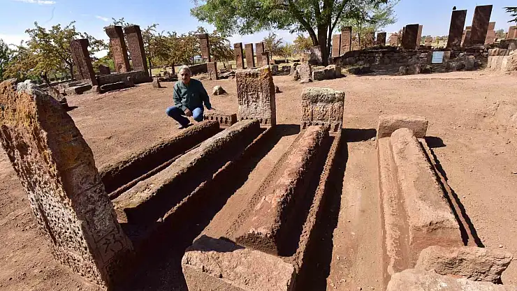 Bitlis'te Selçuklu dönemine ait 6 sanduka gün yüzüne çıkarıldı
