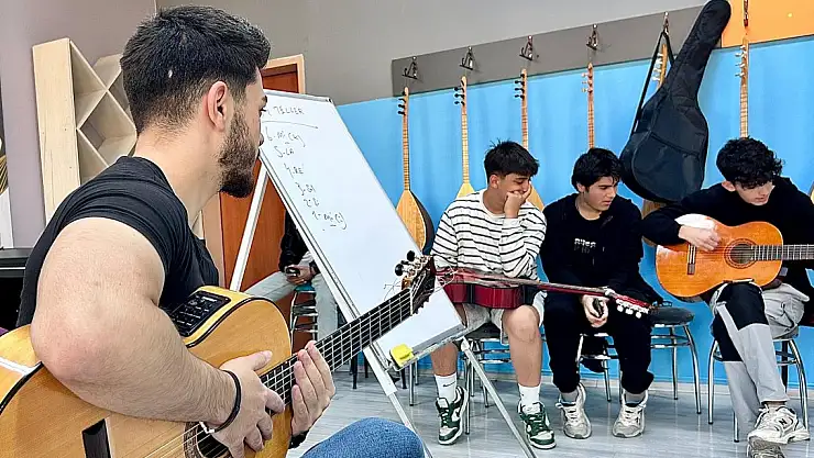 Ağrı Gençlik Merkezi'ndeki Ücretsiz Gitar Kursuna Yoğun İlgi
