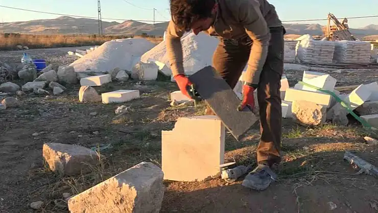 Van'da taş ustası tarihi eserleri restore ediyor