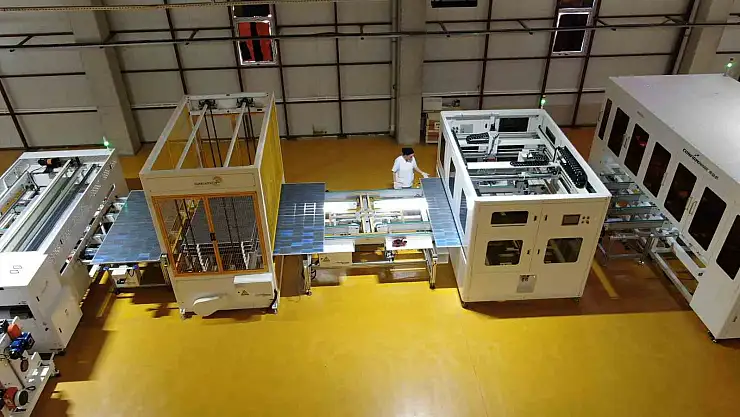 Diyarbakır'daki bu fabrika kadınlarla ve yapay zeka desteğiyle güneş enerji paneli üretiyor