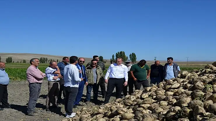 Bulanık Kaymakamı Koşansu, çiftçileri ziyaret etti