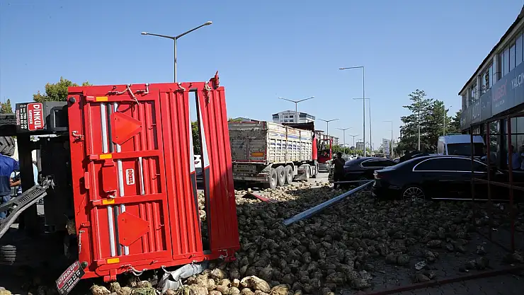 Muş'ta şeker pancarı yüklü traktör devrildi