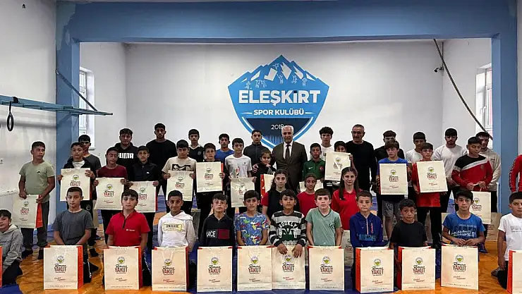 Eleşkirt Belediyesi'nde Güreş Takımı'na spor malzemesi