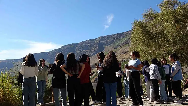 Nemrut Krater Gölü'ne ziyaretçi akınına uğruyor
