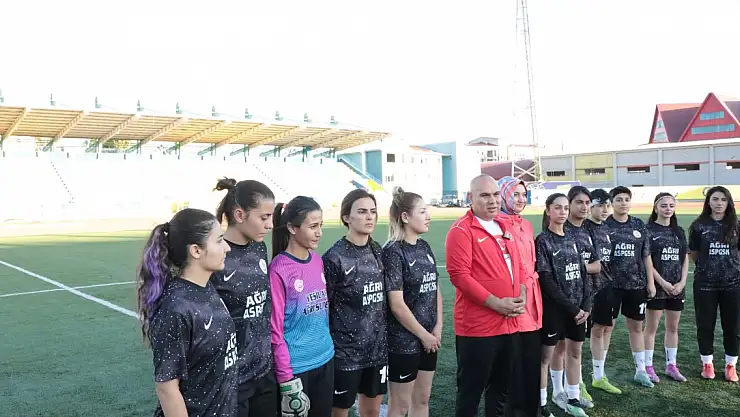 Ağrı'da Protokol Üyeleri Gösteri Maçında Kızlarla Sahaya Çıktı