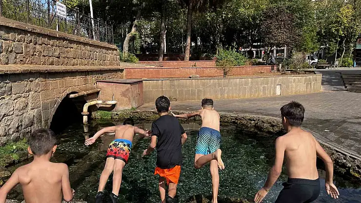 Diyarbakır'da çocuklar son kez Anzele Suyu'na girdi