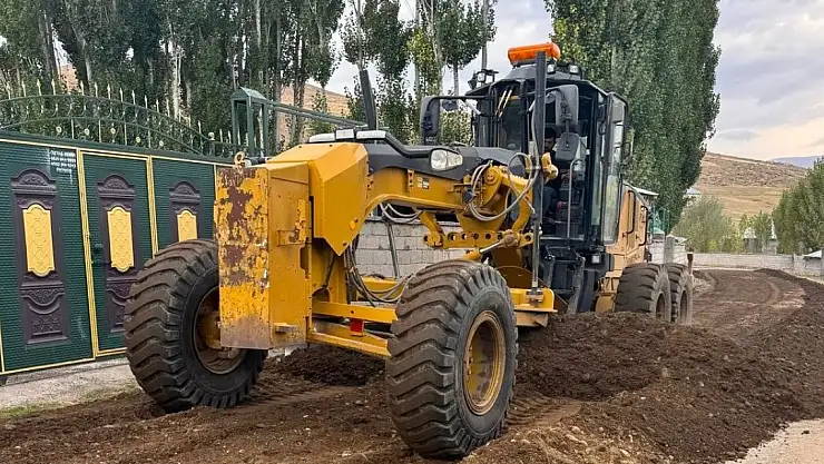 Ağrı'da kış öncesi yollar onarılıyor