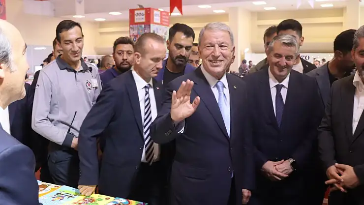 Milli Savunma Komisyonu Başkanı Hulusi Akar Kitap Fuarında Kitabını İmzaladı