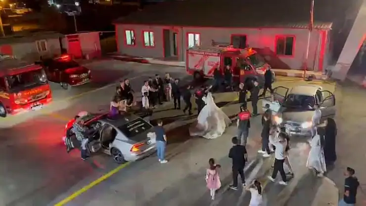Diyarbakır'da itfaiyeci damat gelini de alıp istasyona gitti