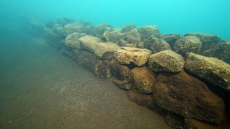 Van Gölü'nün çekilmesiyle yapı kalıntıları ortaya çıktı